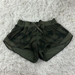 Lululemon Hotty Hot Short Savasana Camo 20cm Fatigue Green / Fatigue Green
